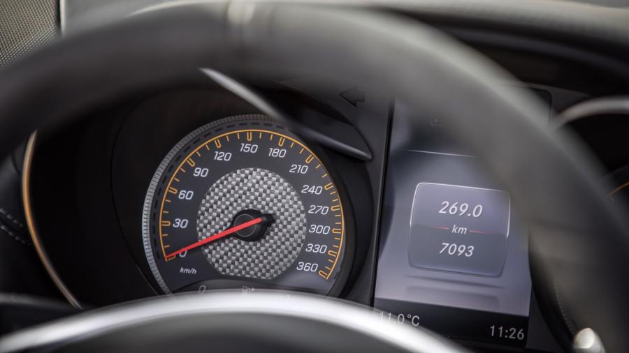 Панель приборов Mercedes-AMG GT C Edition 50 (C190) 2017 года  (фото 58 из 63)